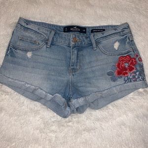 hollister flower-embroidered short shorts